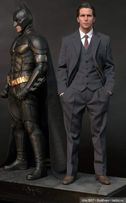 Hot Toys. Костюм Брюса Уэйнна и подставка для 1/6
