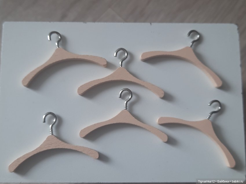 Деревянные вешалки — Миниатюра для кукол (фото 2)