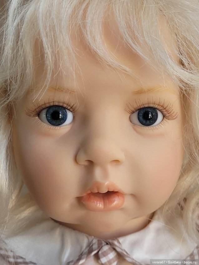 Белокурая малышка Ulla со своим большим другом зайцем от Hildegard Gunzel