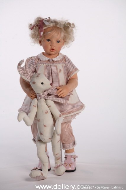 Белокурая малышка Ulla со своим большим другом зайцем от Hildegard Gunzel
