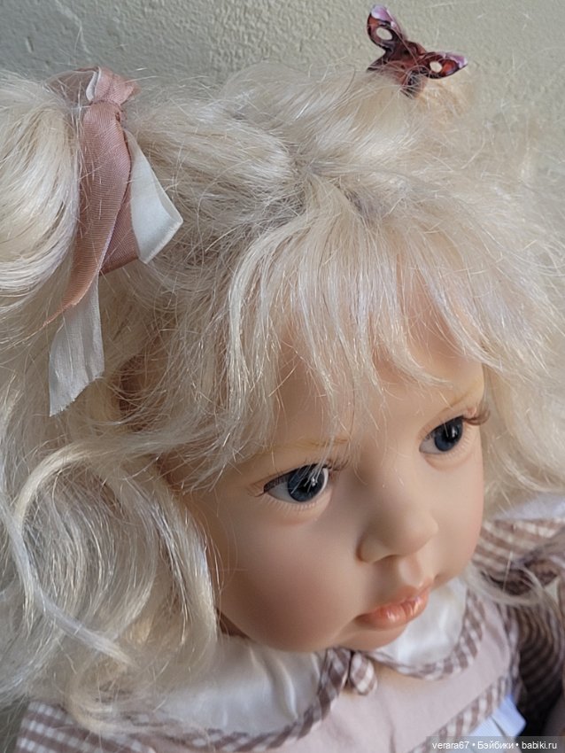 Белокурая малышка Ulla со своим большим другом зайцем от Hildegard Gunzel