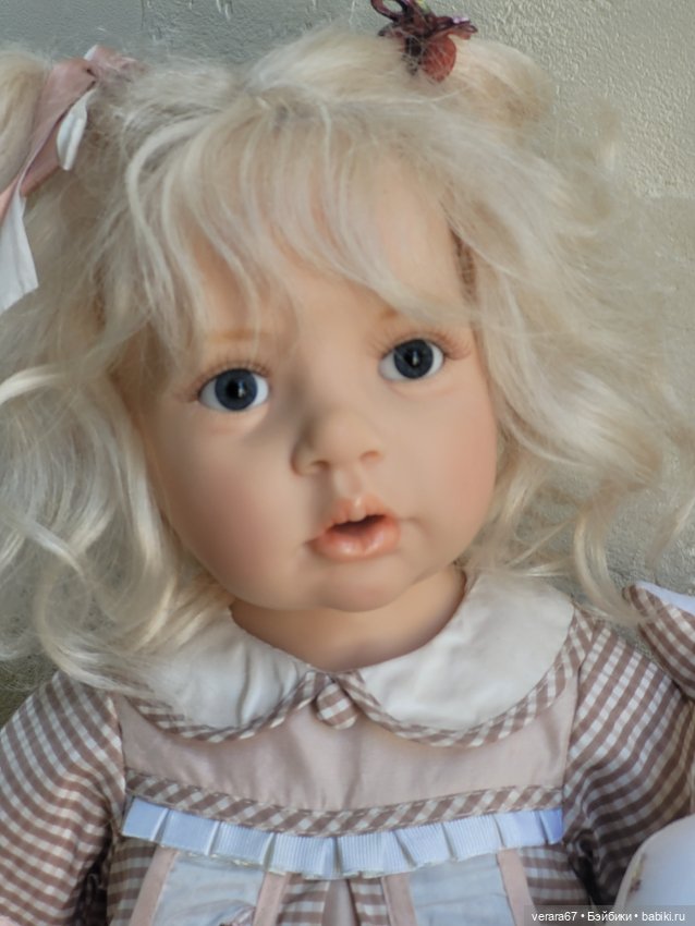 Белокурая малышка Ulla со своим большим другом зайцем от Hildegard Gunzel