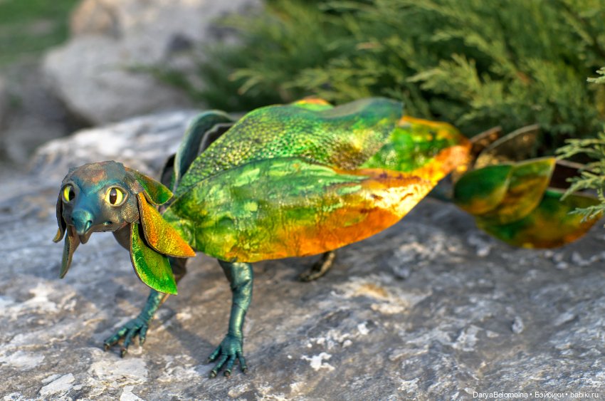 Большой и яркий лиственный дракон