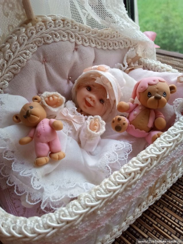 Малышка в кроватке с мишками