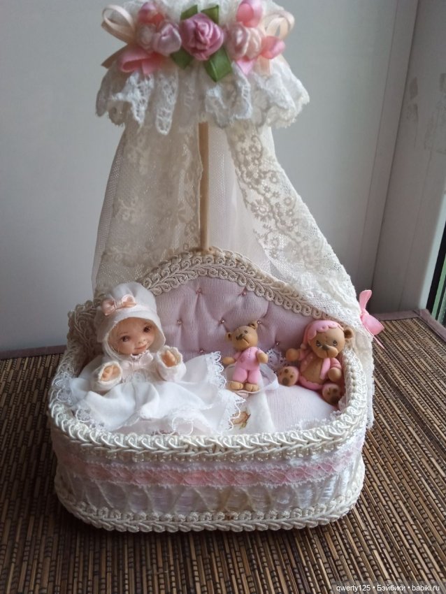 Малышка в кроватке с мишками (фото 2)