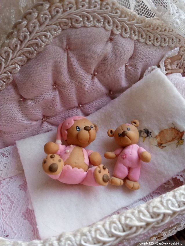 Малышка в кроватке с мишками (фото 5)