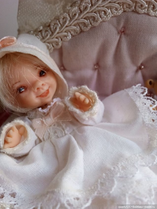 Малышка в кроватке с мишками (фото 3)