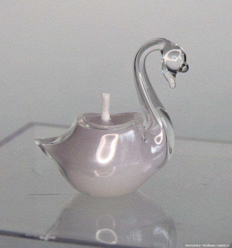 Миниатюрный стеклянный лебедь с залитой свечой