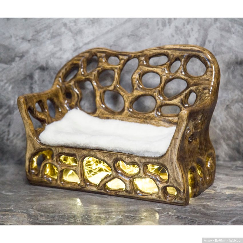 Деревянный диван с подсветкой, резьба