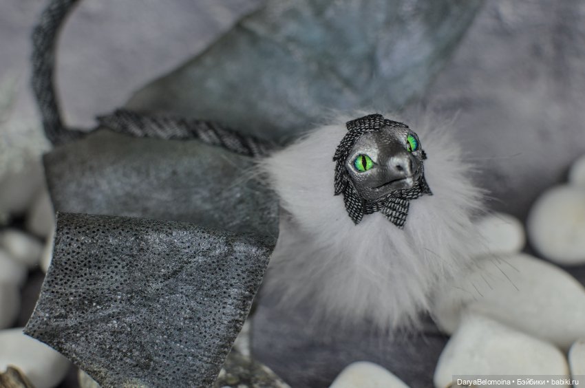 Серый зеленоглазый дракон