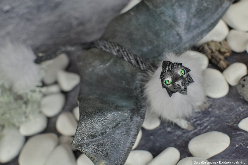 Серый зеленоглазый дракон