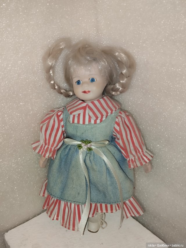 Маленькая фарфоровая куколка