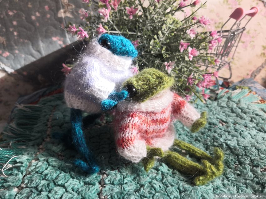 Вязаный лягушонок - любимец интернета (фото 6)