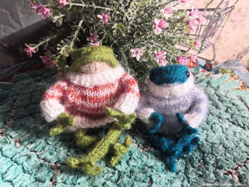 Вязаный лягушонок - любимец интернета (фото 4)
