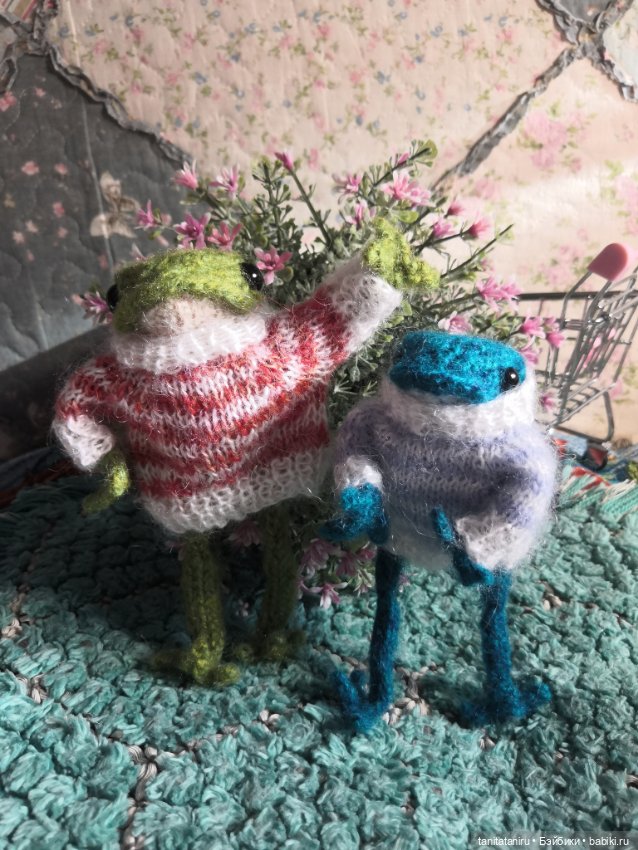 Вязаный лягушонок - любимец интернета (фото 8)