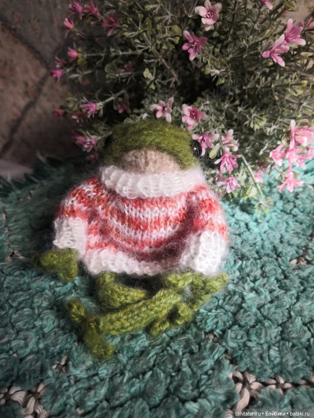 Вязаный лягушонок - любимец интернета (фото 2)