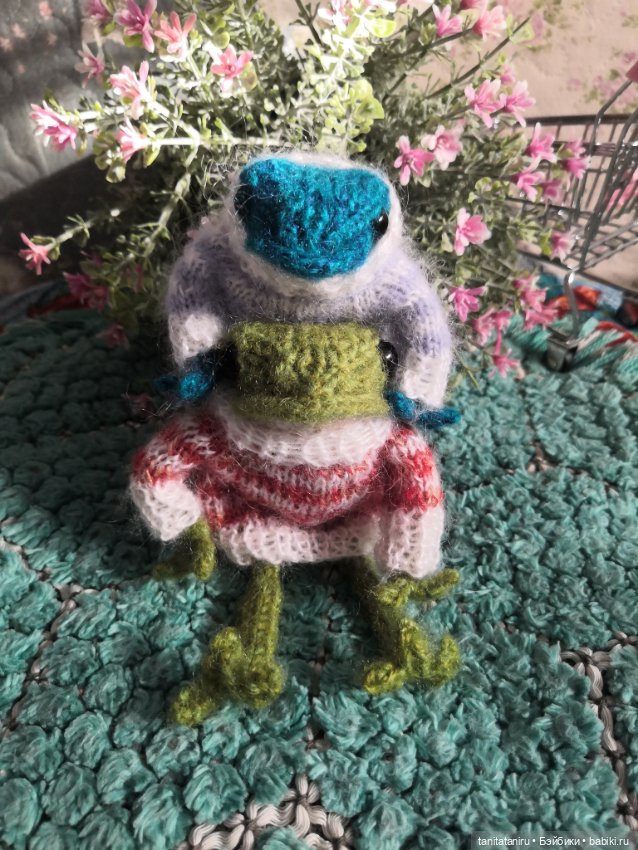 Вязаный лягушонок - любимец интернета (фото 5)