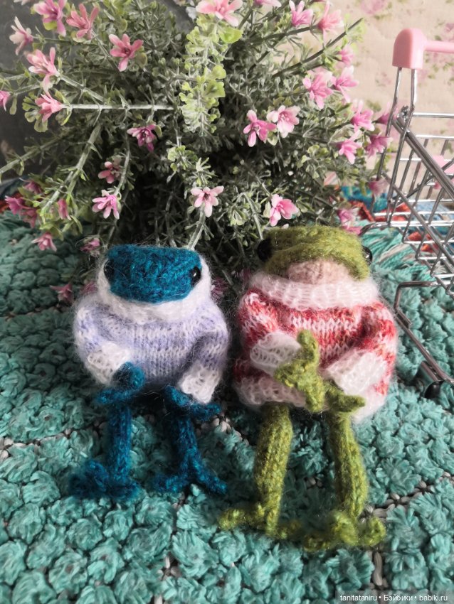 Вязаный лягушонок - любимец интернета (фото 7)