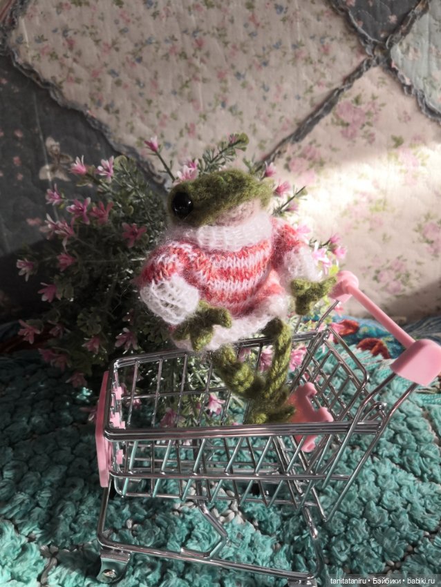 Вязаный лягушонок - любимец интернета (фото 3)