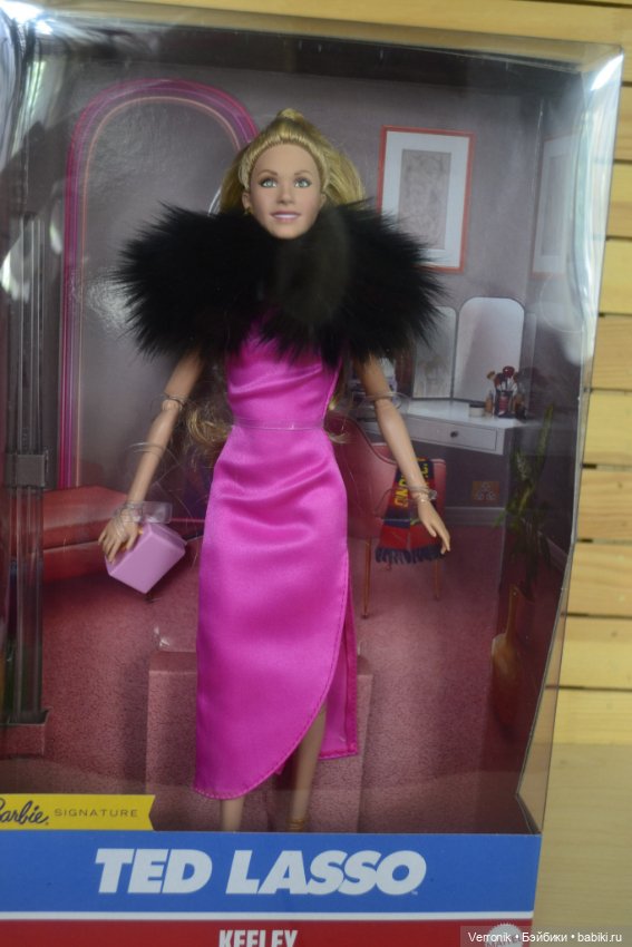 Кукла Mattel Barbie Signature -- Тед Лассо -- Кили Джонс (фото 5)
