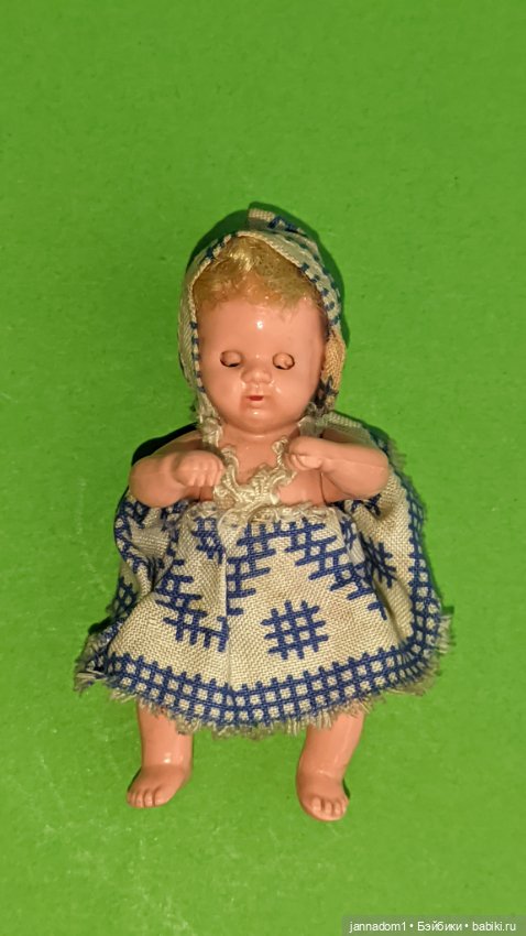 Пупсик из колкого пластика Hertwig со спящими глазками, Германия, высота 7 см (фото 4)