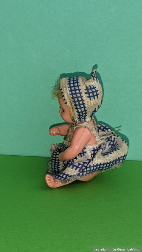 Пупсик из колкого пластика Hertwig со спящими глазками, Германия, высота 7 см (фото 2)