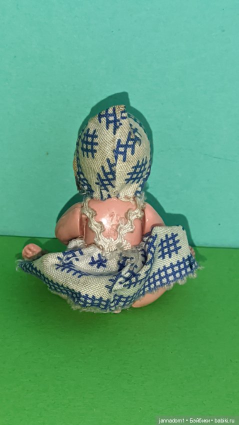 Пупсик из колкого пластика Hertwig со спящими глазками, Германия, высота 7 см (фото 3)