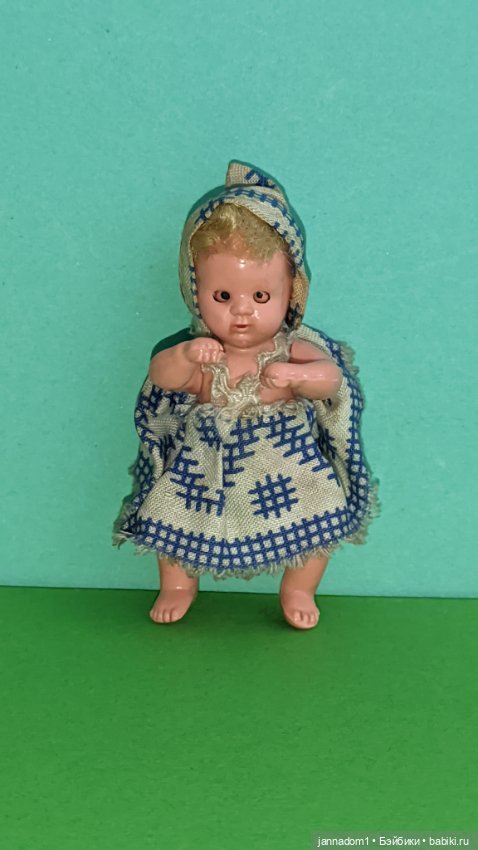 Пупсик из колкого пластика Hertwig со спящими глазками, Германия, высота 7 см (фото 5)