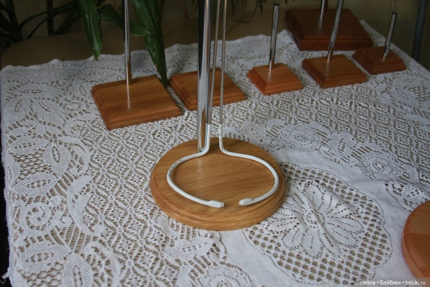 Стенд для кукол из массива дуба. Для кукол от маленького до большого размера (фото 3)