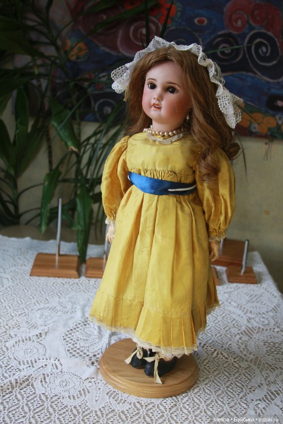 Стенд для кукол из массива дуба. Для кукол от маленького до большого размера (фото 2)
