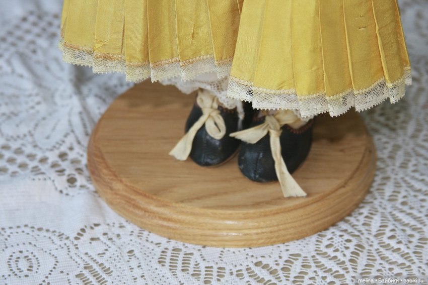 Стенд для кукол из массива дуба. Для кукол от маленького до большого размера