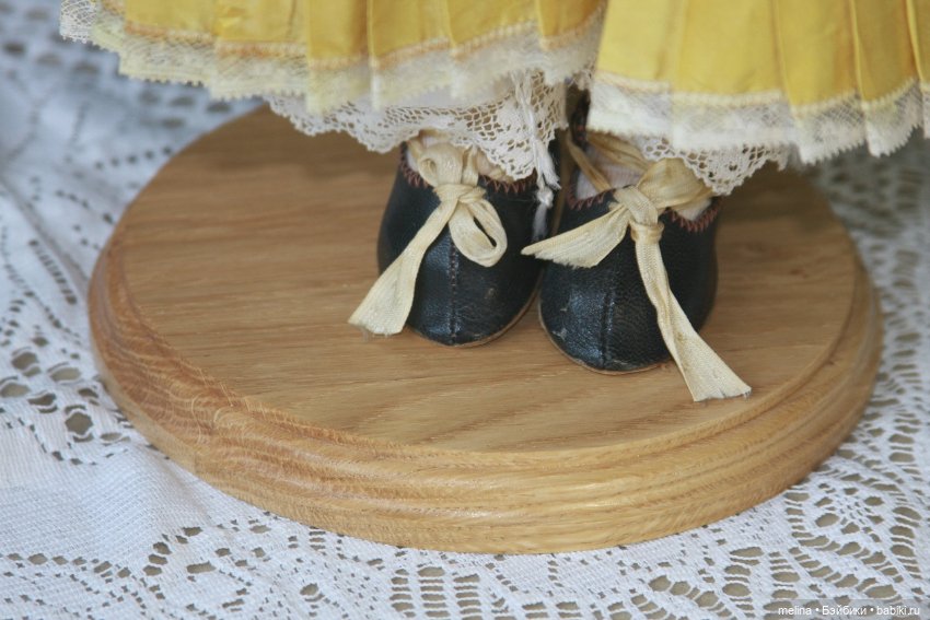 Стенд для кукол из массива дуба. Для кукол от маленького до большого размера (фото 5)