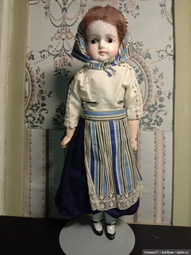 Антикварная кукла папье маше в одежде
