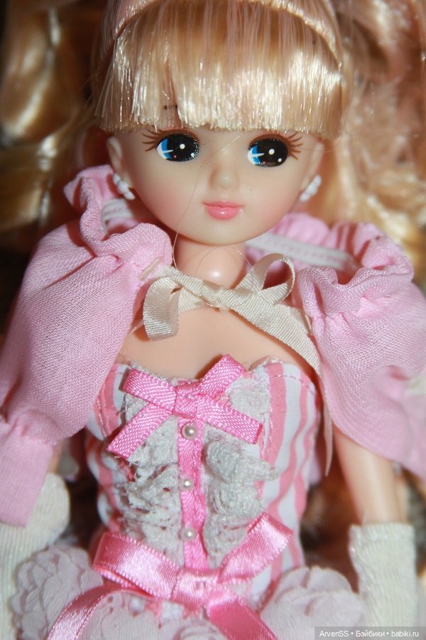 Голубоглазая Ликка Castle со сложной прической в костюме Little Factory (фото 4)