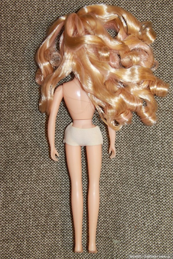 Голубоглазая Ликка Castle со сложной прической в костюме Little Factory (фото 7)