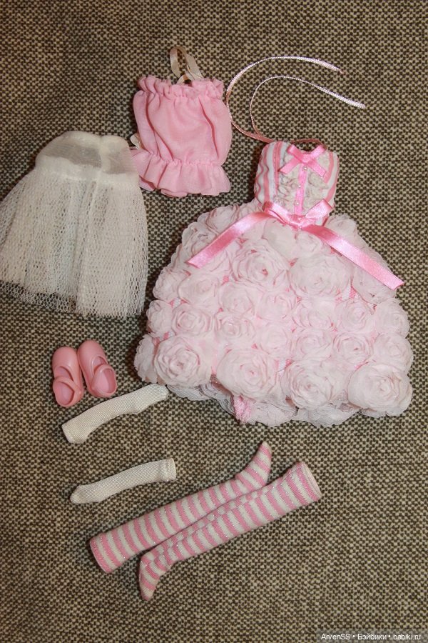 Голубоглазая Ликка Castle со сложной прической в костюме Little Factory (фото 9)