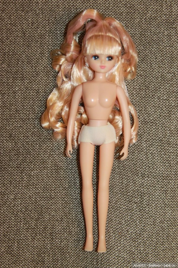 Голубоглазая Ликка Castle со сложной прической в костюме Little Factory (фото 6)