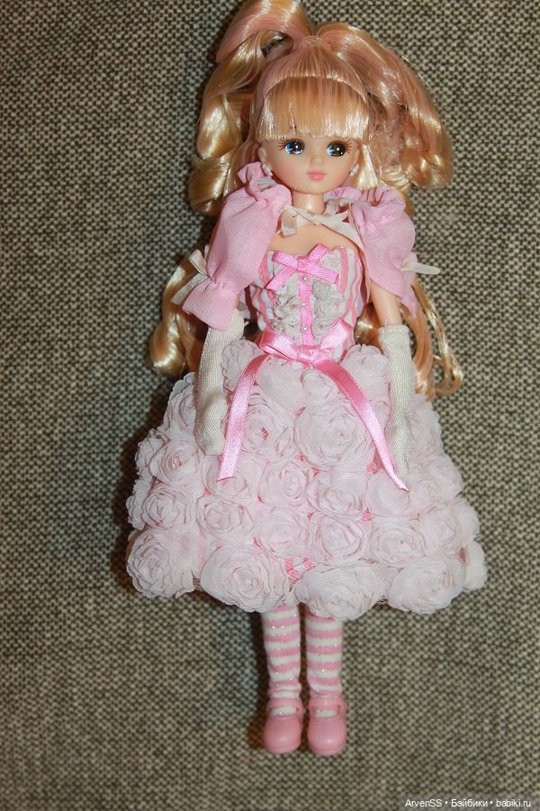 Голубоглазая Ликка Castle со сложной прической в костюме Little Factory (фото 3)