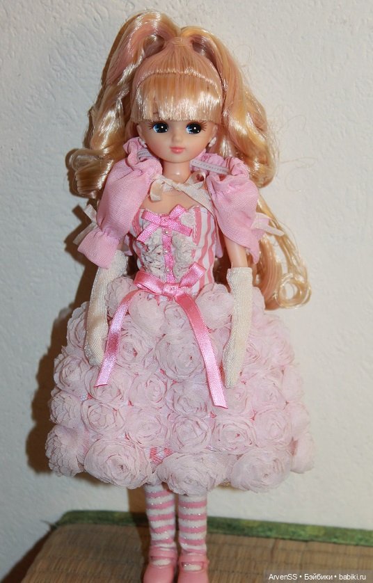 Голубоглазая Ликка Castle со сложной прической в костюме Little Factory