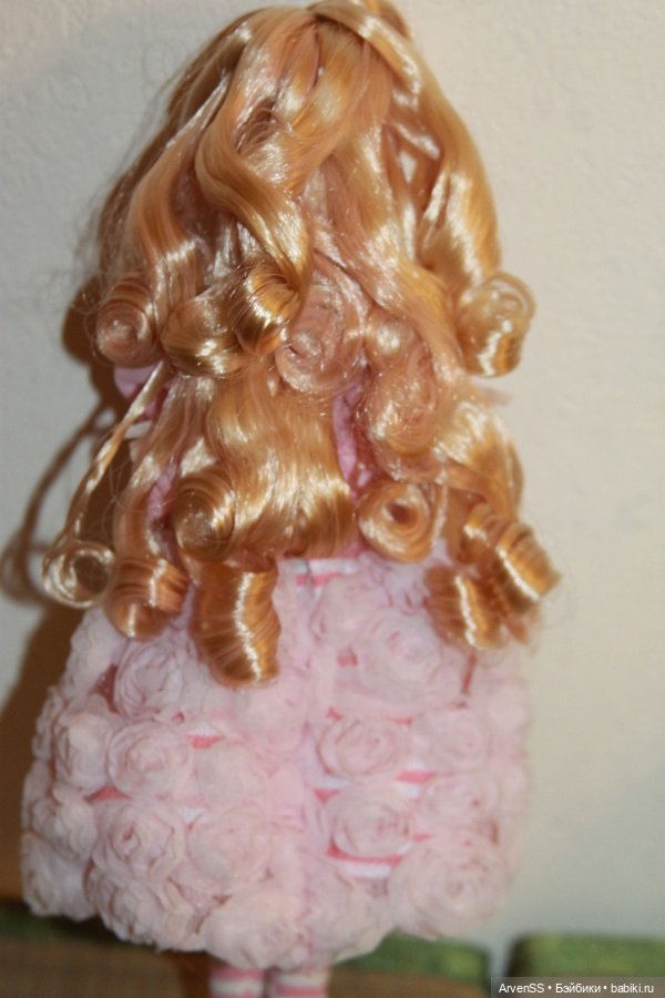 Голубоглазая Ликка Castle со сложной прической в костюме Little Factory (фото 5)