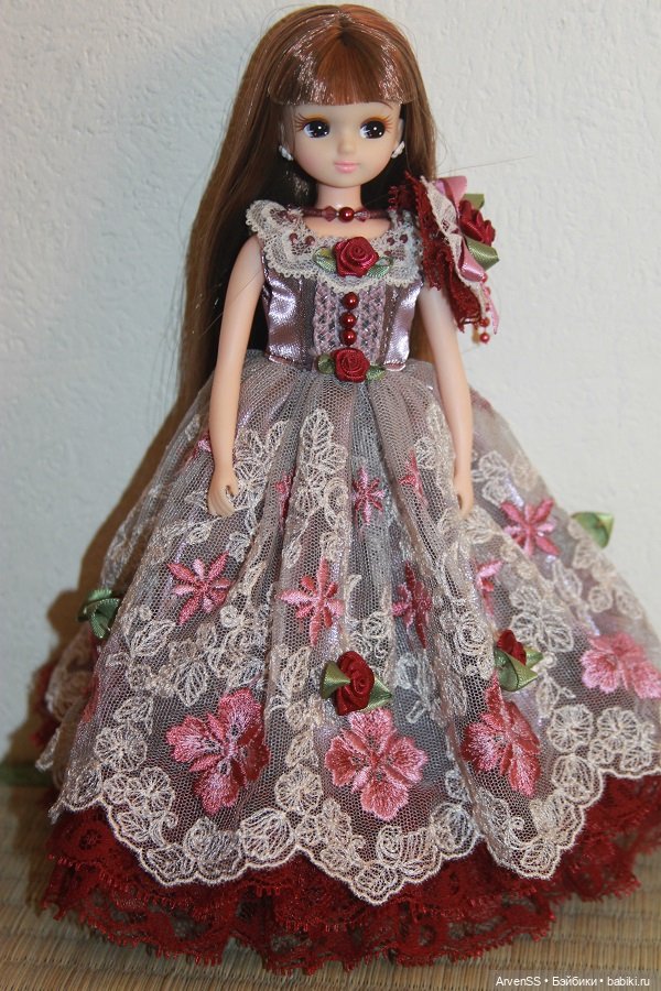 Ликка Castle с челкой и длинными волосами