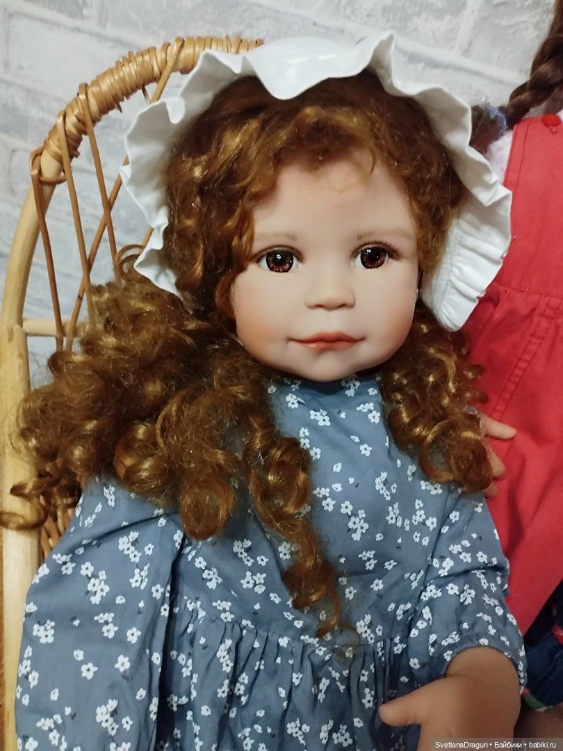 Сидячая виниловая кукла автора Моники Левениг