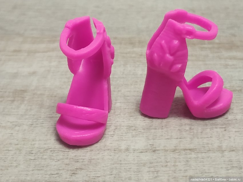 Розовые босоножки для Барби