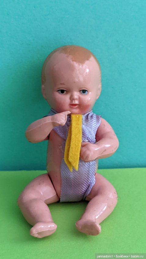 Пупсик из колкого пластика Schildkrot с согнутыми ножками, высота 8 см (фото 4)