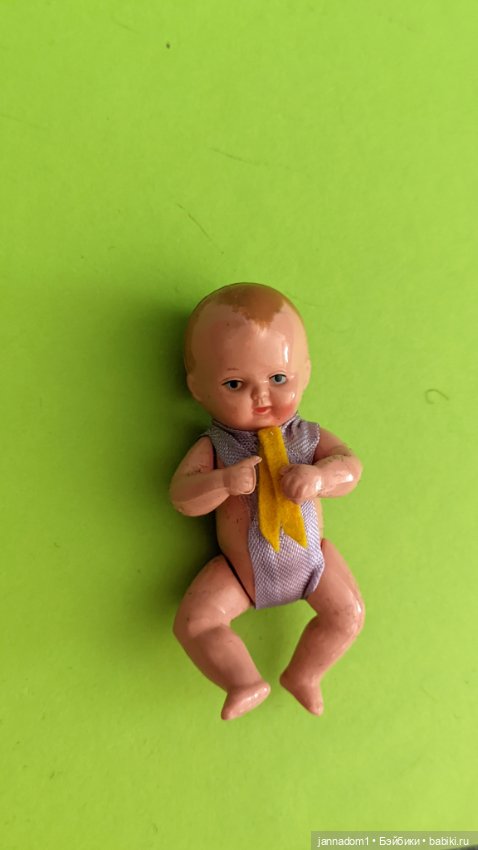 Пупсик из колкого пластика Schildkrot с согнутыми ножками, высота 8 см (фото 2)