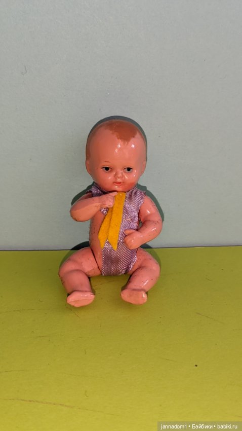Пупсик из колкого пластика Schildkrot с согнутыми ножками, высота 8 см