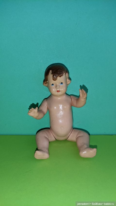 Целлулоидная куколка с рельефными волосами, высота 13 см