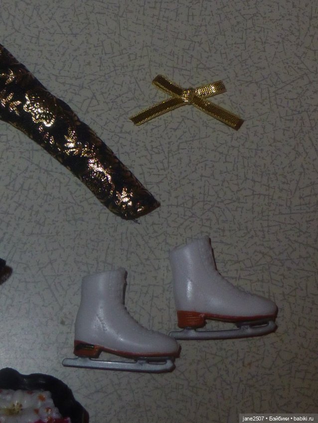 Полный аутфит коллекционной Барби Barbie Kristi Yamaguchi новый (для тела Made to Move Petite) (фото 3)