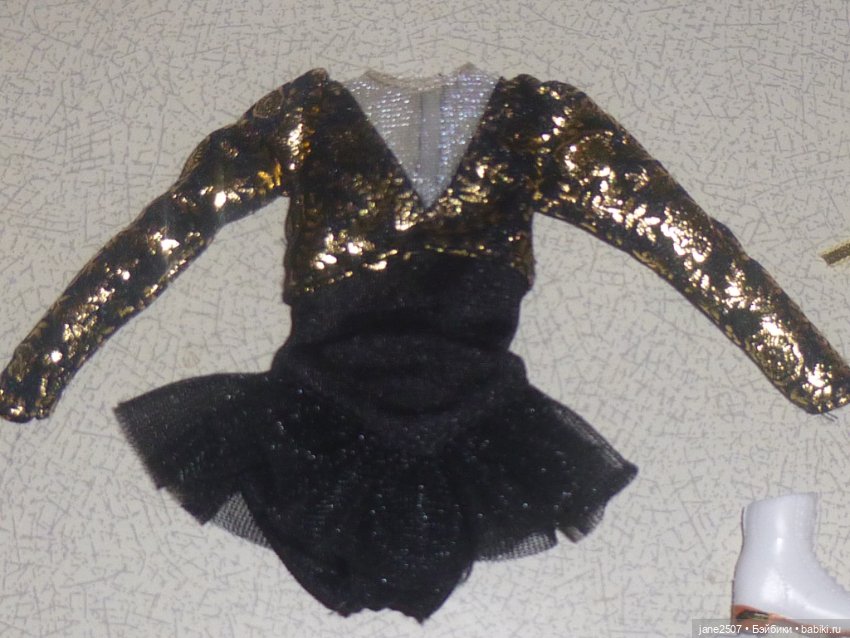 Полный аутфит коллекционной Барби Barbie Kristi Yamaguchi новый (для тела Made to Move Petite) (фото 2)