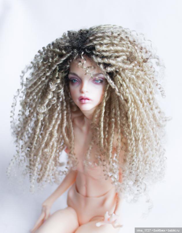 Парик подходит разным куклам